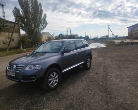 Серый Фольксваген Туарег, объемом двигателя 3 л и пробегом 450 тыс. км за 10900 $, фото 1 на Automoto.ua