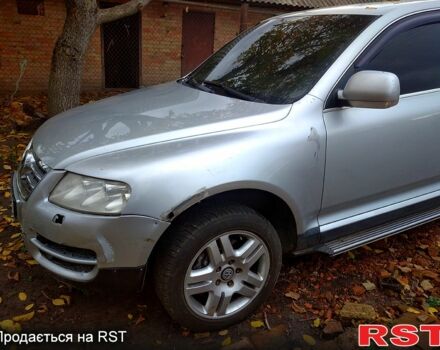 Серый Фольксваген Туарег, объемом двигателя 3.2 л и пробегом 400 тыс. км за 4900 $, фото 1 на Automoto.ua