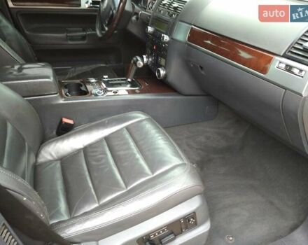 Серый Фольксваген Туарег, объемом двигателя 3.2 л и пробегом 390 тыс. км за 4300 $, фото 6 на Automoto.ua