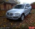 Серый Фольксваген Туарег, объемом двигателя 3.2 л и пробегом 400 тыс. км за 4900 $, фото 1 на Automoto.ua