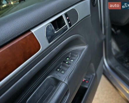 Серый Фольксваген Туарег, объемом двигателя 3 л и пробегом 220 тыс. км за 8250 $, фото 37 на Automoto.ua