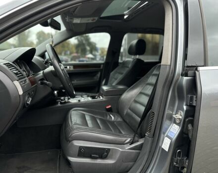 Серый Фольксваген Туарег, объемом двигателя 3 л и пробегом 370 тыс. км за 5450 $, фото 8 на Automoto.ua