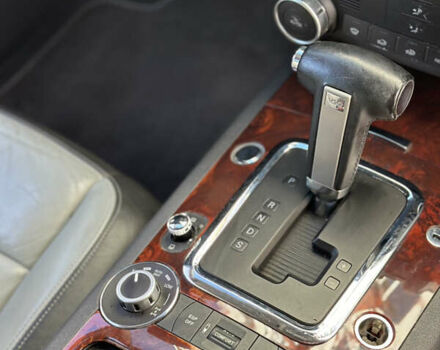 Серый Фольксваген Туарег, объемом двигателя 4.92 л и пробегом 286 тыс. км за 8700 $, фото 18 на Automoto.ua