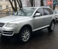Сірий Фольксваген Туарег, об'ємом двигуна 3.2 л та пробігом 235 тис. км за 7500 $, фото 2 на Automoto.ua