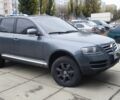 Серый Фольксваген Туарег, объемом двигателя 3 л и пробегом 320 тыс. км за 4200 $, фото 1 на Automoto.ua