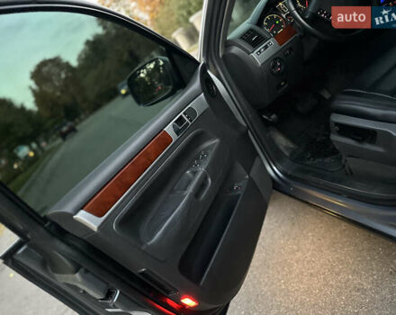 Серый Фольксваген Туарег, объемом двигателя 3 л и пробегом 220 тыс. км за 8250 $, фото 36 на Automoto.ua