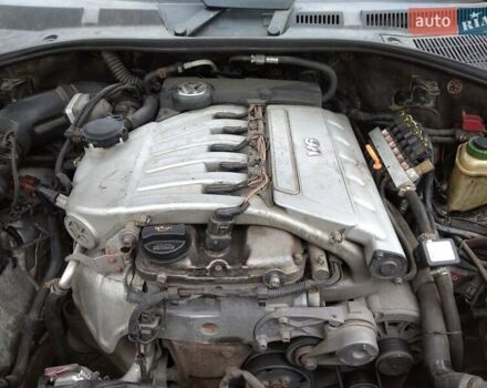 Серый Фольксваген Туарег, объемом двигателя 3.2 л и пробегом 390 тыс. км за 4300 $, фото 3 на Automoto.ua