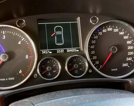 Серый Фольксваген Туарег, объемом двигателя 3 л и пробегом 304 тыс. км за 9300 $, фото 6 на Automoto.ua