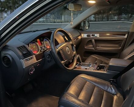 Серый Фольксваген Туарег, объемом двигателя 3 л и пробегом 340 тыс. км за 5350 $, фото 9 на Automoto.ua