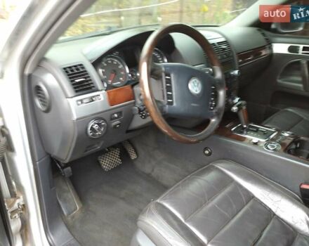 Серый Фольксваген Туарег, объемом двигателя 3.2 л и пробегом 390 тыс. км за 4300 $, фото 14 на Automoto.ua