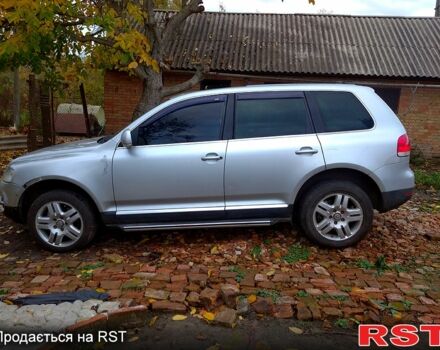 Серый Фольксваген Туарег, объемом двигателя 3.2 л и пробегом 400 тыс. км за 4900 $, фото 2 на Automoto.ua