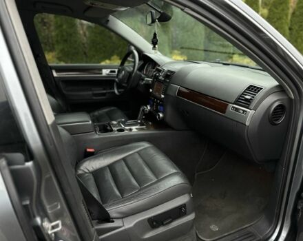 Серый Фольксваген Туарег, объемом двигателя 3 л и пробегом 370 тыс. км за 5450 $, фото 14 на Automoto.ua