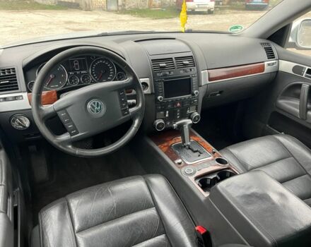 Серый Фольксваген Туарег, объемом двигателя 3 л и пробегом 340 тыс. км за 5500 $, фото 7 на Automoto.ua