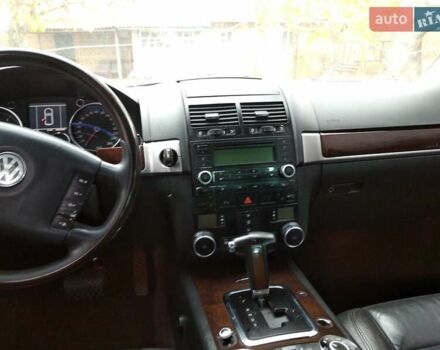 Серый Фольксваген Туарег, объемом двигателя 3.2 л и пробегом 390 тыс. км за 4300 $, фото 10 на Automoto.ua