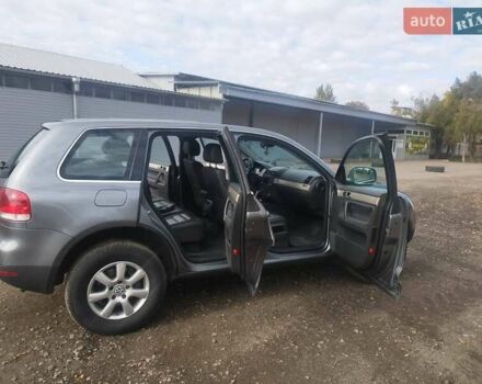 Серый Фольксваген Туарег, объемом двигателя 2.97 л и пробегом 490 тыс. км за 10350 $, фото 6 на Automoto.ua