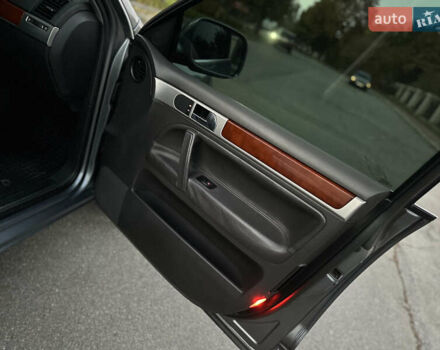 Серый Фольксваген Туарег, объемом двигателя 3 л и пробегом 220 тыс. км за 8250 $, фото 48 на Automoto.ua