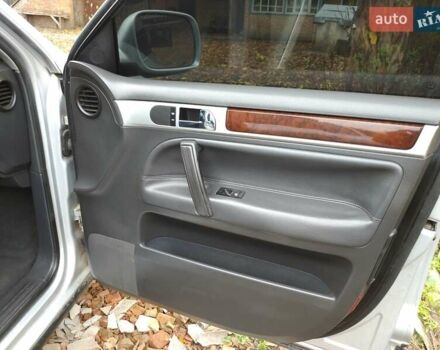 Серый Фольксваген Туарег, объемом двигателя 3.2 л и пробегом 390 тыс. км за 4300 $, фото 7 на Automoto.ua