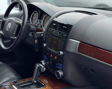 Серый Фольксваген Туарег, объемом двигателя 3 л и пробегом 295 тыс. км за 9700 $, фото 19 на Automoto.ua