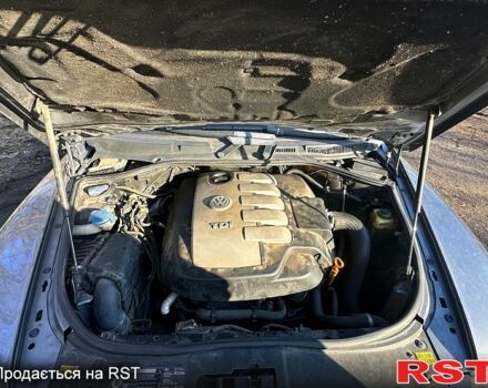 Серый Фольксваген Туарег, объемом двигателя 3 л и пробегом 330 тыс. км за 3700 $, фото 4 на Automoto.ua