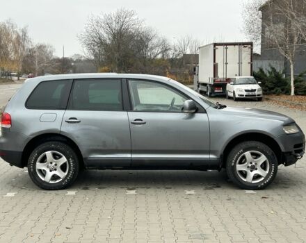 Серый Фольксваген Туарег, объемом двигателя 2.5 л и пробегом 300 тыс. км за 3850 $, фото 5 на Automoto.ua