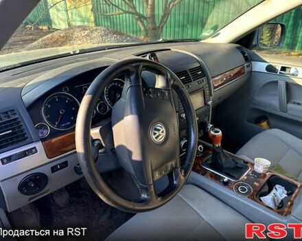 Серый Фольксваген Туарег, объемом двигателя 3 л и пробегом 330 тыс. км за 3700 $, фото 1 на Automoto.ua