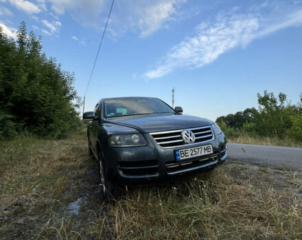 Серый Фольксваген Туарег, объемом двигателя 3 л и пробегом 406 тыс. км за 11500 $, фото 1 на Automoto.ua