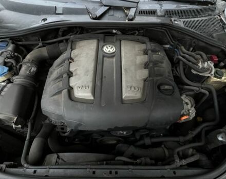 Серый Фольксваген Туарег, объемом двигателя 3 л и пробегом 315 тыс. км за 4433 $, фото 7 на Automoto.ua