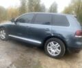 Сірий Фольксваген Туарег, об'ємом двигуна 5 л та пробігом 260 тис. км за 3100 $, фото 2 на Automoto.ua