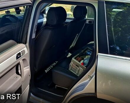 Серый Фольксваген Туарег, объемом двигателя 2.5 л и пробегом 350 тыс. км за 5999 $, фото 3 на Automoto.ua