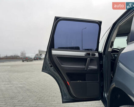 Сірий Фольксваген Туарег, об'ємом двигуна 3 л та пробігом 390 тис. км за 8700 $, фото 21 на Automoto.ua