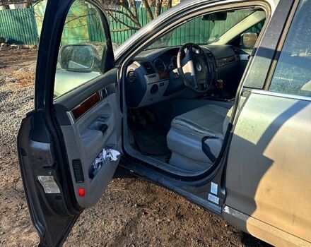 Серый Фольксваген Туарег, объемом двигателя 3 л и пробегом 330 тыс. км за 3700 $, фото 2 на Automoto.ua