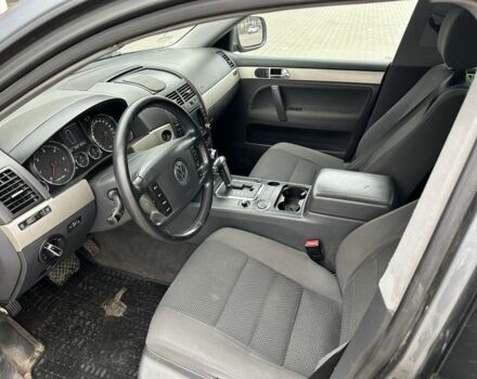 Серый Фольксваген Туарег, объемом двигателя 2.5 л и пробегом 300 тыс. км за 3850 $, фото 8 на Automoto.ua