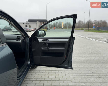 Сірий Фольксваген Туарег, об'ємом двигуна 3 л та пробігом 390 тис. км за 8700 $, фото 16 на Automoto.ua