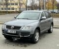Серый Фольксваген Туарег, объемом двигателя 2.5 л и пробегом 300 тыс. км за 3850 $, фото 1 на Automoto.ua