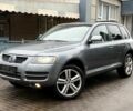 Серый Фольксваген Туарег, объемом двигателя 3 л и пробегом 287 тыс. км за 7150 $, фото 1 на Automoto.ua