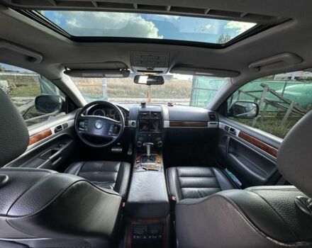 Серый Фольксваген Туарег, объемом двигателя 4.9 л и пробегом 327 тыс. км за 9200 $, фото 6 на Automoto.ua