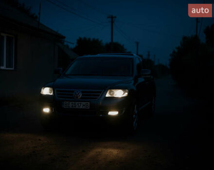 Серый Фольксваген Туарег, объемом двигателя 3 л и пробегом 406 тыс. км за 11500 $, фото 3 на Automoto.ua