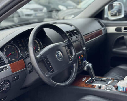 Серый Фольксваген Туарег, объемом двигателя 3 л и пробегом 295 тыс. км за 9700 $, фото 6 на Automoto.ua