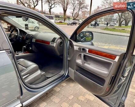 Серый Фольксваген Туарег, объемом двигателя 2.5 л и пробегом 254 тыс. км за 6700 $, фото 9 на Automoto.ua