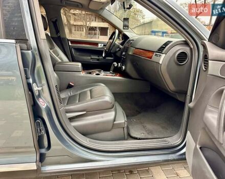 Серый Фольксваген Туарег, объемом двигателя 2.5 л и пробегом 254 тыс. км за 6700 $, фото 10 на Automoto.ua