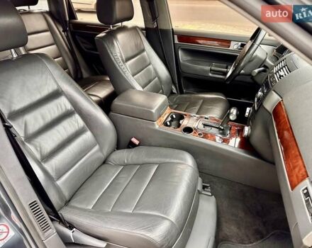 Серый Фольксваген Туарег, объемом двигателя 2.5 л и пробегом 254 тыс. км за 6700 $, фото 6 на Automoto.ua