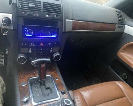 Сірий Фольксваген Туарег, об'ємом двигуна 5 л та пробігом 260 тис. км за 3100 $, фото 10 на Automoto.ua