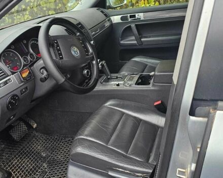 Сірий Фольксваген Туарег, об'ємом двигуна 3 л та пробігом 302 тис. км за 6402 $, фото 7 на Automoto.ua