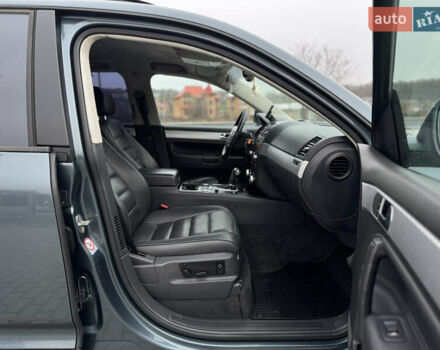 Сірий Фольксваген Туарег, об'ємом двигуна 3 л та пробігом 390 тис. км за 8700 $, фото 15 на Automoto.ua