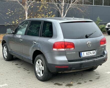 Серый Фольксваген Туарег, объемом двигателя 2.5 л и пробегом 300 тыс. км за 3850 $, фото 2 на Automoto.ua