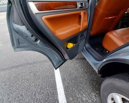 Серый Фольксваген Туарег, объемом двигателя 2.97 л и пробегом 245 тыс. км за 12000 $, фото 20 на Automoto.ua