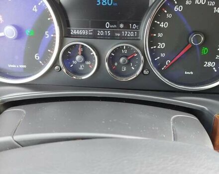 Серый Фольксваген Туарег, объемом двигателя 2.97 л и пробегом 245 тыс. км за 12000 $, фото 5 на Automoto.ua