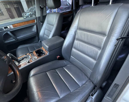 Сірий Фольксваген Туарег, об'ємом двигуна 3 л та пробігом 245 тис. км за 10900 $, фото 6 на Automoto.ua