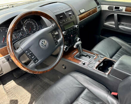 Серый Фольксваген Туарег, объемом двигателя 2.97 л и пробегом 240 тыс. км за 11500 $, фото 10 на Automoto.ua