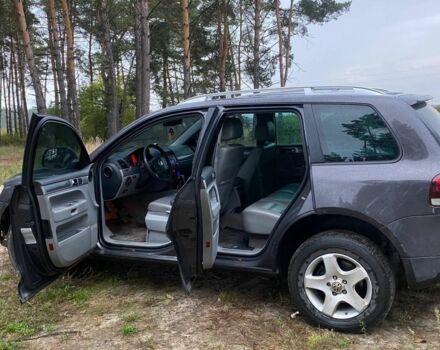 Серый Фольксваген Туарег, объемом двигателя 2.5 л и пробегом 297 тыс. км за 5796 $, фото 4 на Automoto.ua